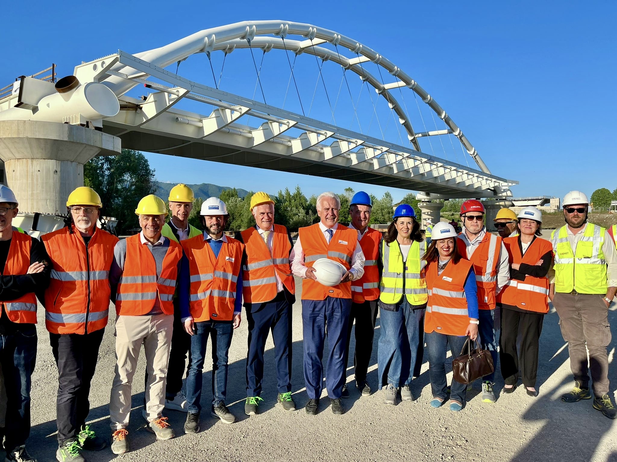 Varata campata nuovo ponte sul Serchio, Giani e Baccelli: “Punto di svolta dei lavori”