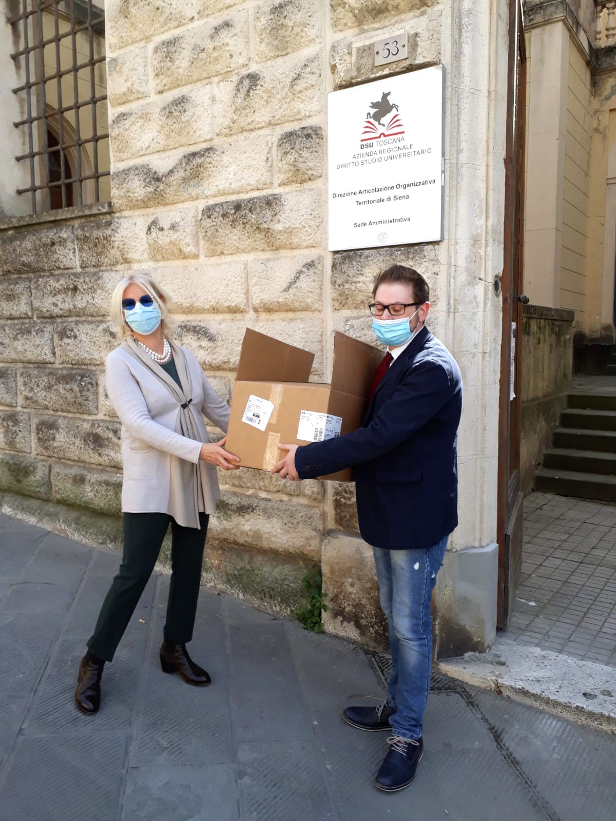 Coronavirus, Siena: l'assessore Barni consegna le mascherine destinate agli studenti fuori sede