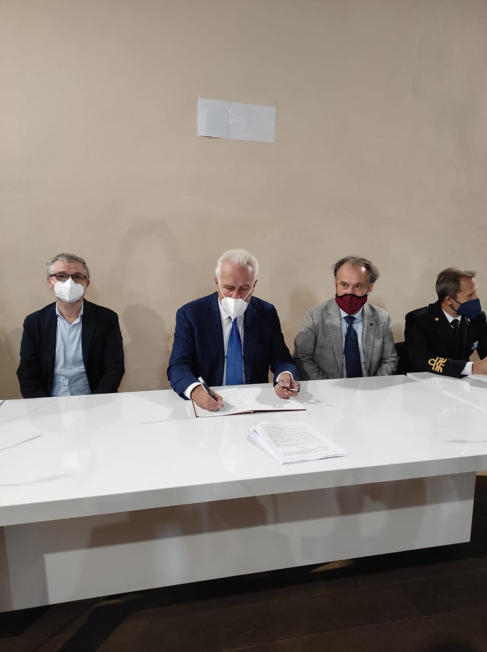 Un momento della firma, con il presidente Giani e l'assessore Bezzini (a sinistra)  