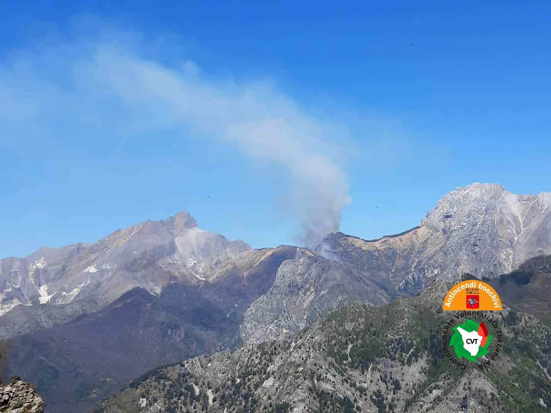 Immagine Incendio boschivo alla Foce di Navola, in provincia di Massa Carrara