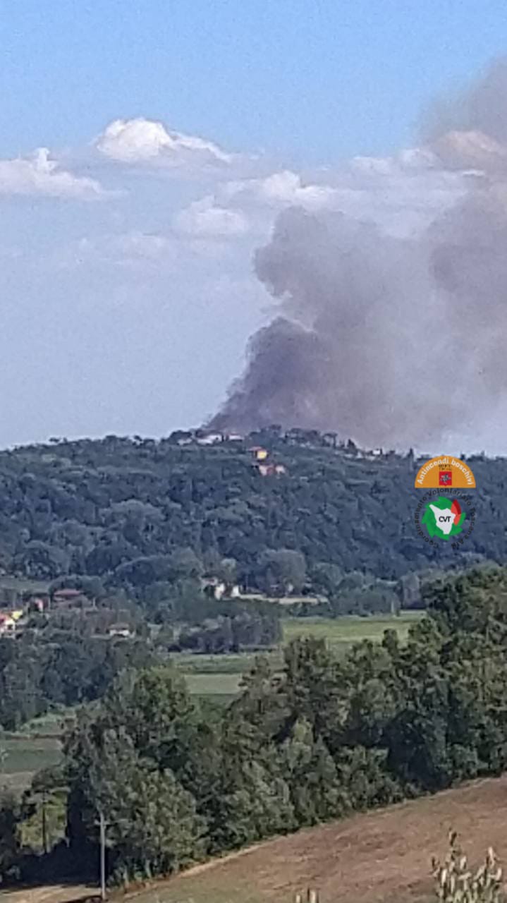 Incendi vicino Castelfiorentino (Fi) e Vicarello (Li), intervenuti elicotteri e squadre Aib