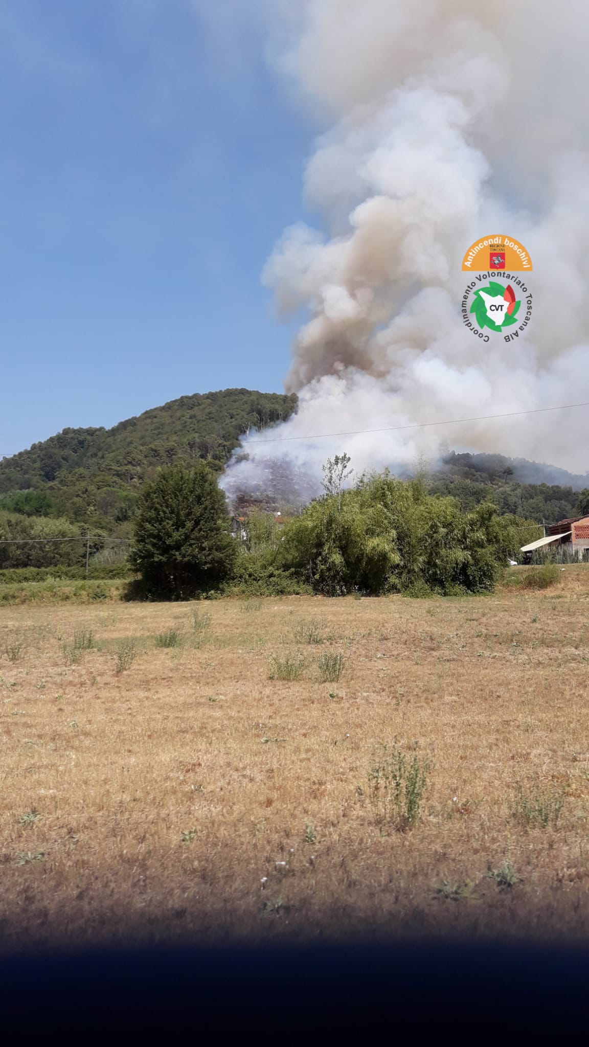 Incendio nei pressi di Camaiore (LU), intervenuti 3 elicotteri regionali. In arrivo Canadair