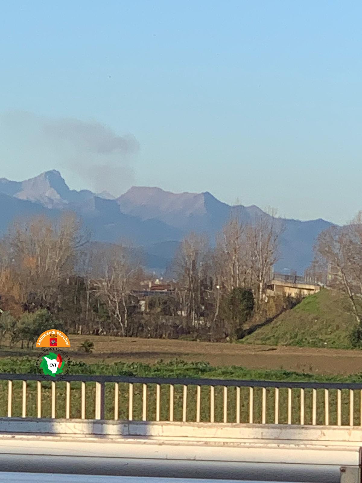 Fuoco sul Monte Croce, a Stazzema. In volo elicottero della Regione