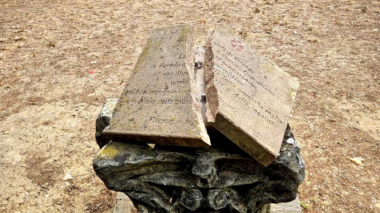 Vandalizzata lapide dedicata al giudice Caponnetto. Giani: “Un gesto che offende la memoria”