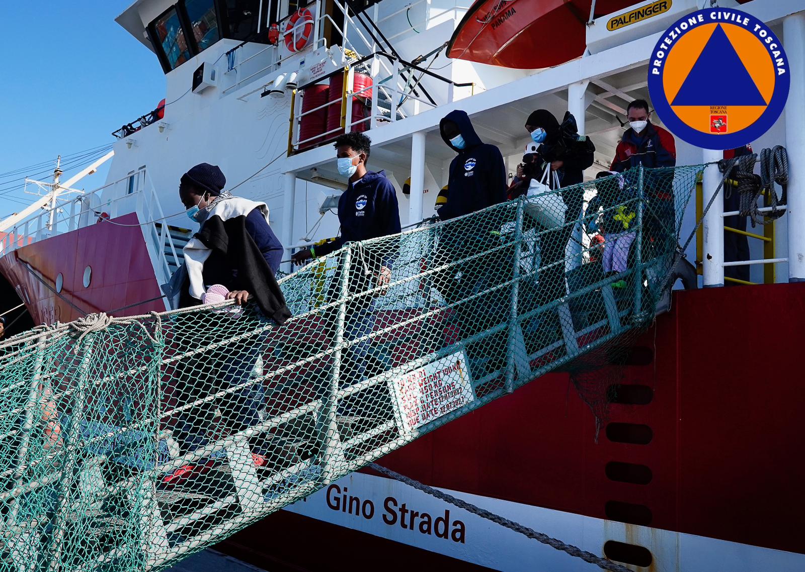La Life Support a Marina di Carrara, accolti i 55 migranti salvati al largo della Libia
