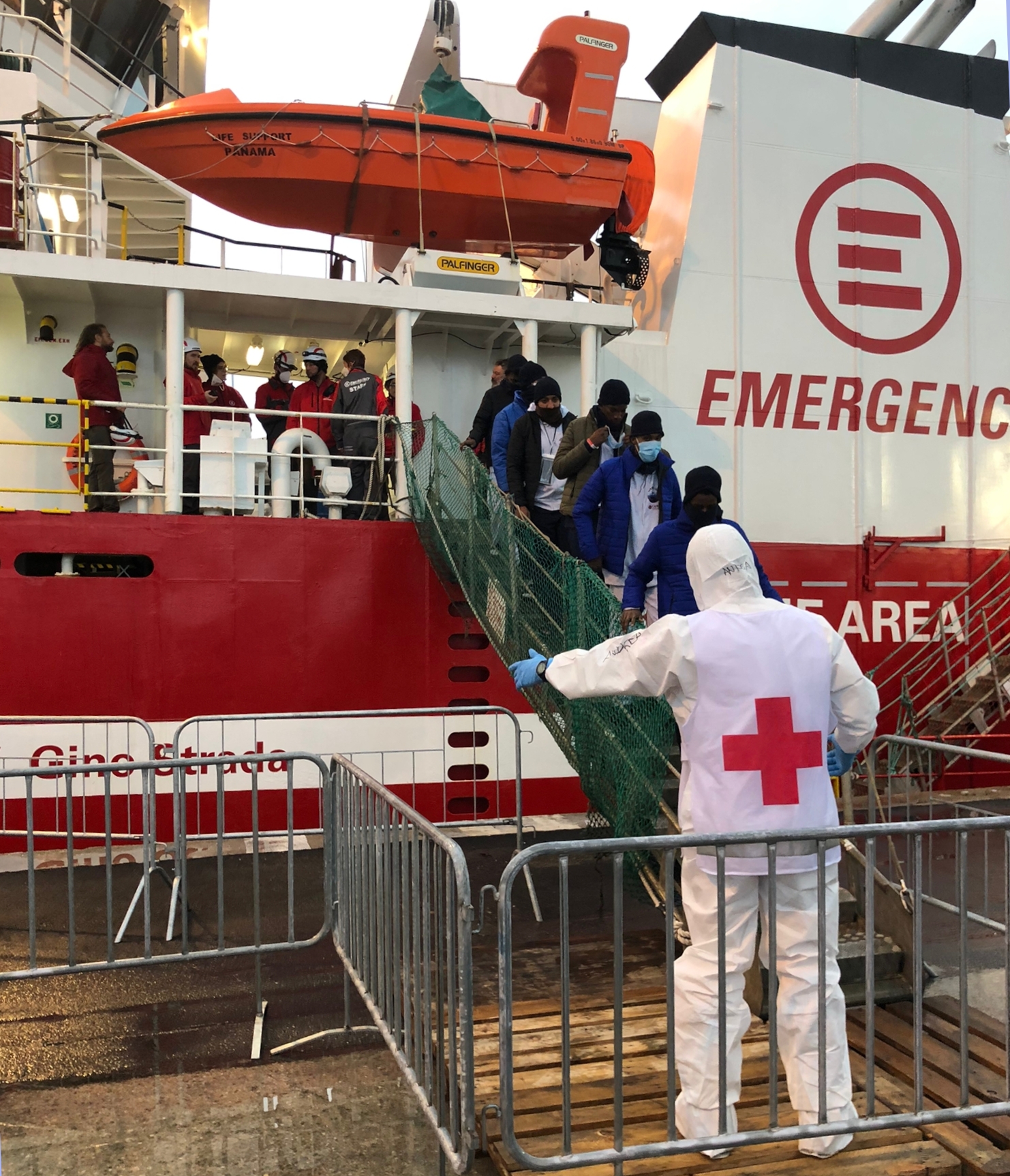 Nave Ong con migranti a Livorno, attivata la colonna mobile della protezione civile
