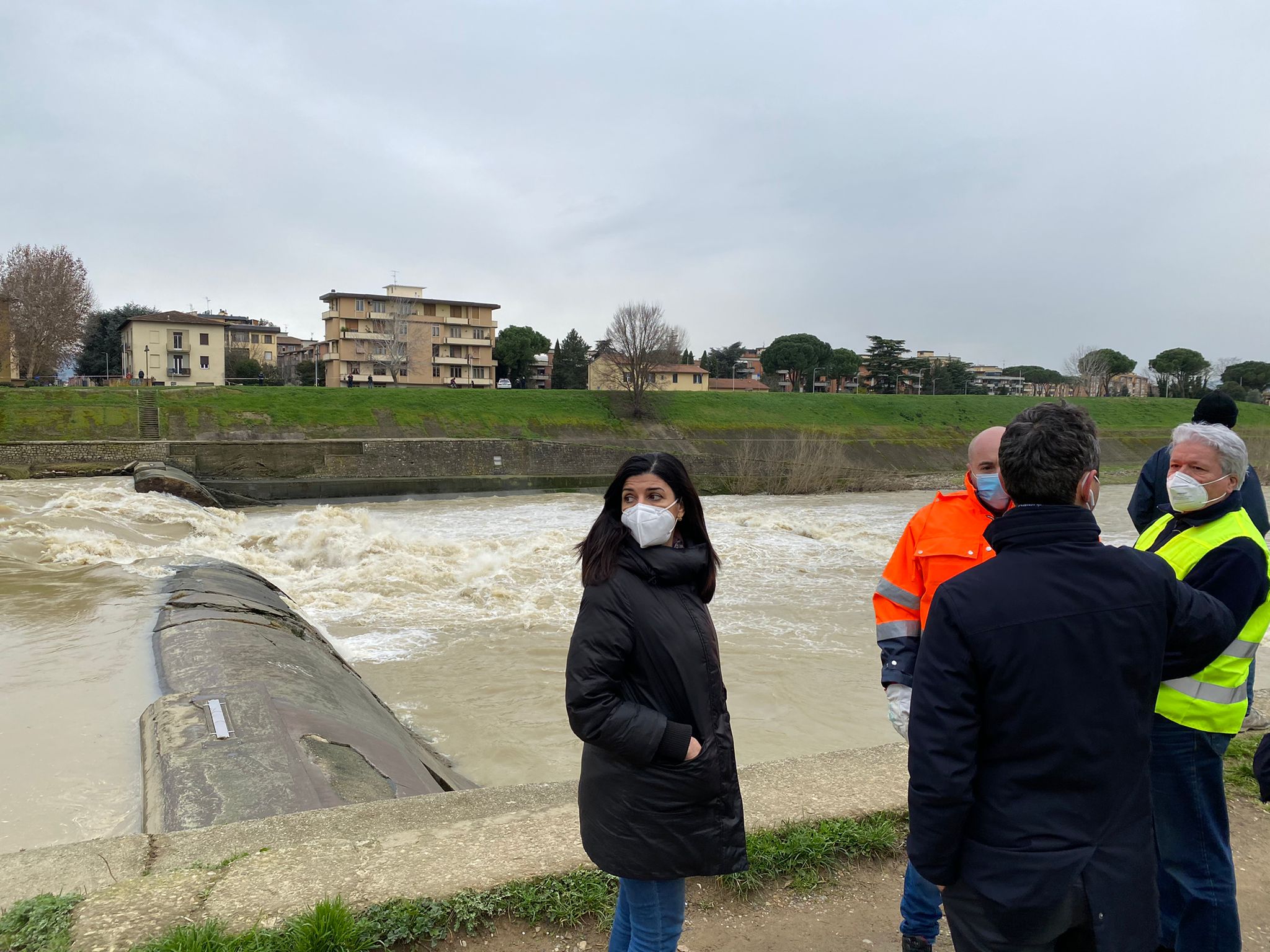 Arno, crollo parte centrale briglia Isolotto. Monni e tecnici del Genio civile sul luogo