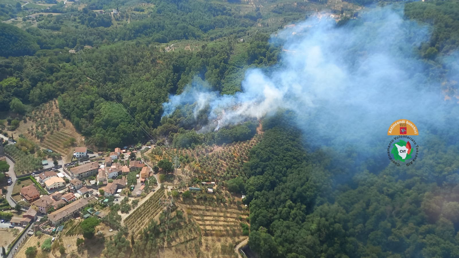 Fiamme nei boschi di Sesto di Moriano (Lu), due elicotteri in azione