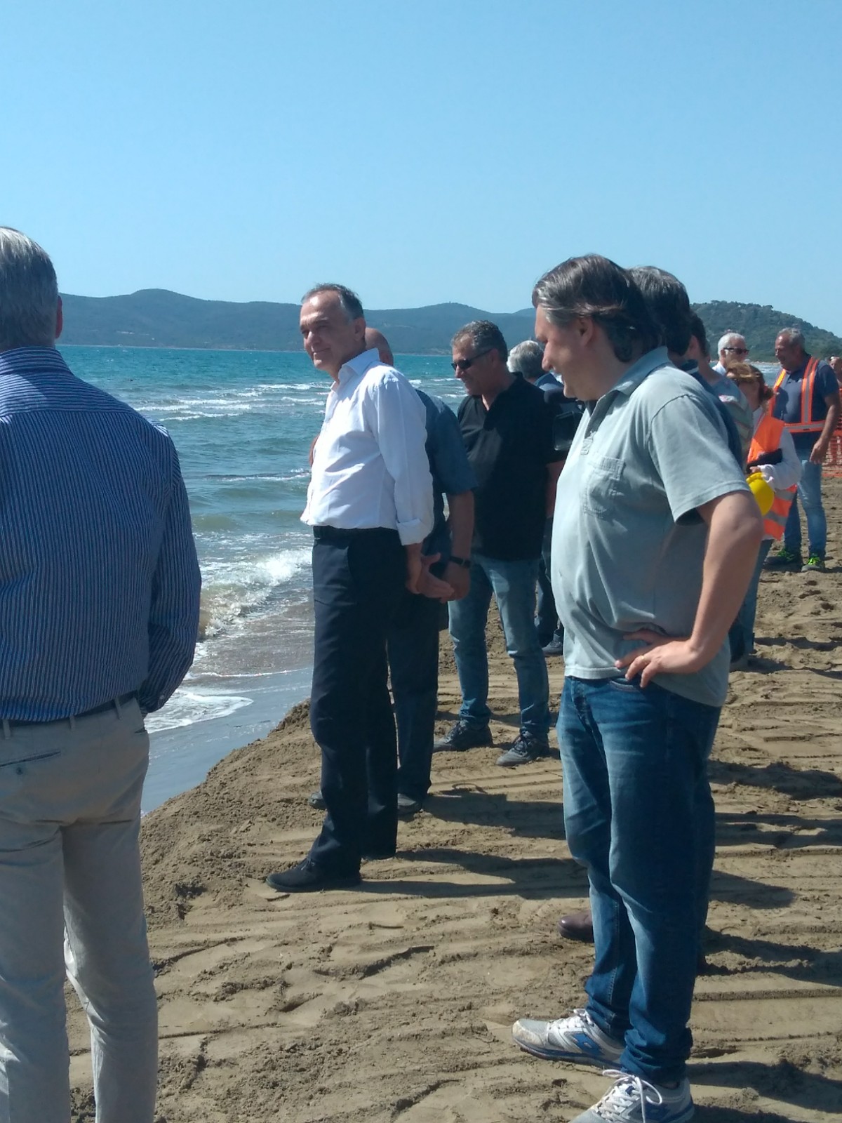 Immagine Erosione costiera, sopralluogo di Rossi nel grossetano: "Così tuteliamo un patrimonio ambientale e economico"