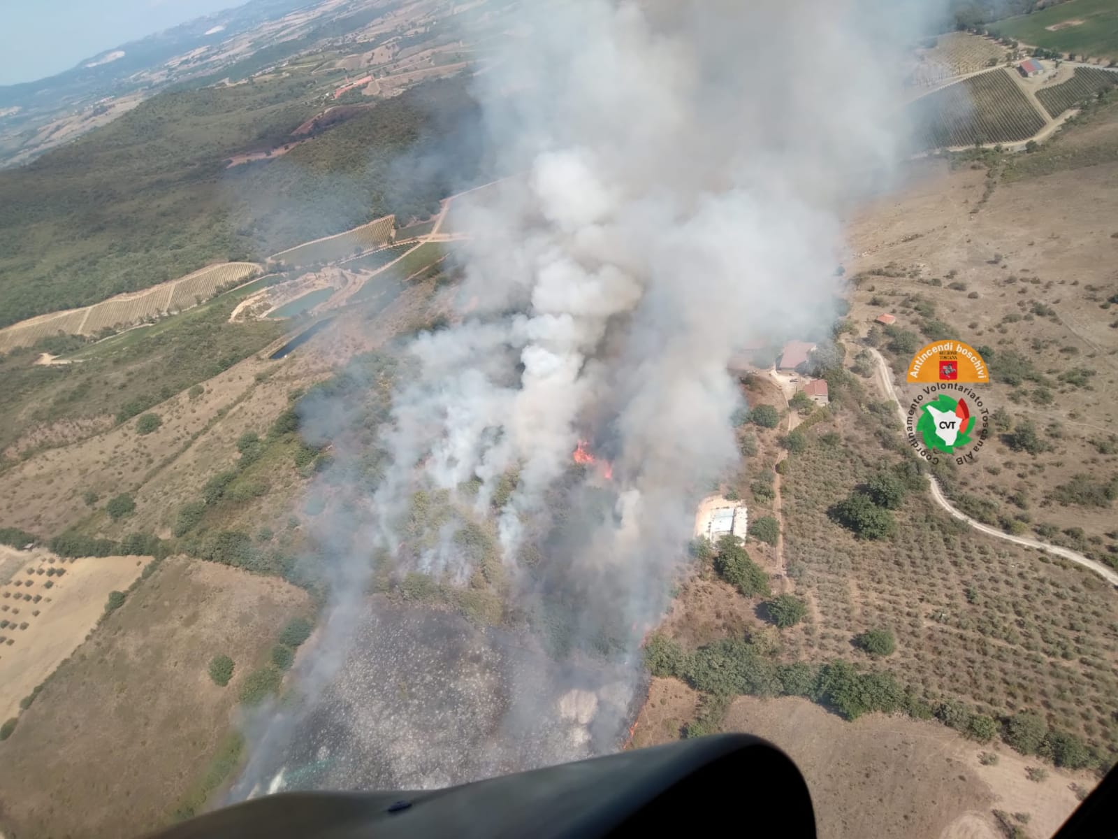 Incendi, fiamme a Gavorrano (Gr). Due elicotteri in azione