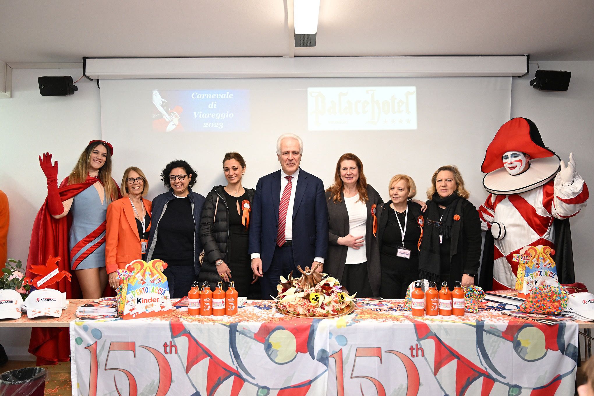 Il Carnevale di Viareggio si colora di arancione con la Toscana delle donne, contro la violenza di genere