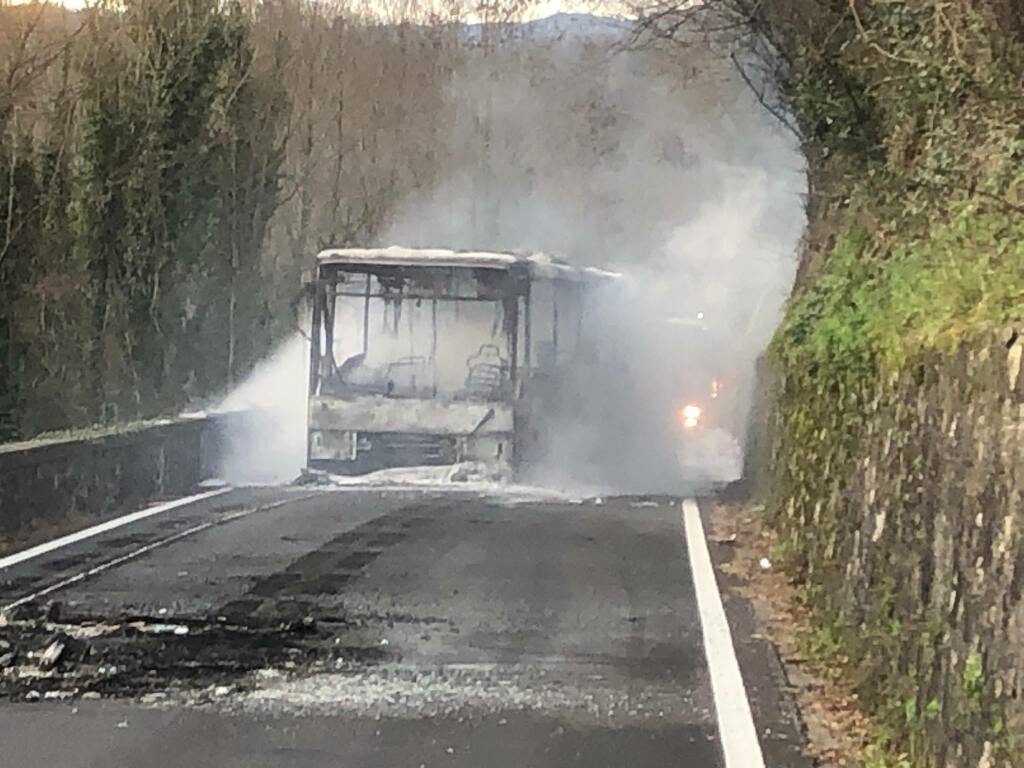 Bus in fiamme in Garfagnana, Baccelli scrive a At: “Verificare manutenzione tutto parco bus”