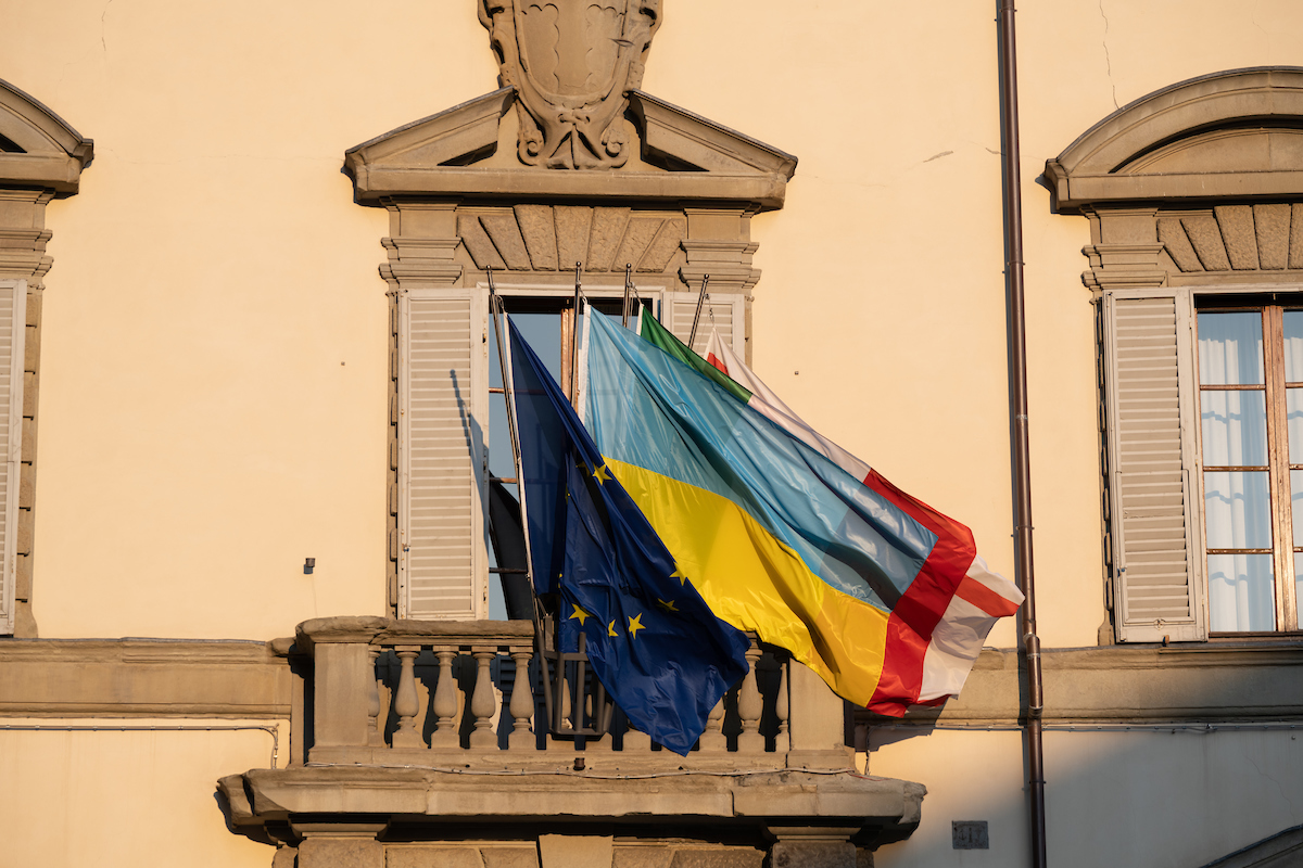 Regione, la bandiera dell'Ucraina sventola in piazza del Duomo