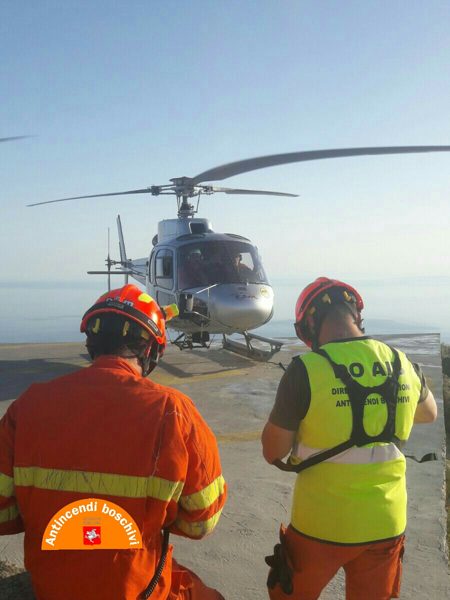 Incendi, elicotteri della Regione intervengono a Vecchiano e Zeri