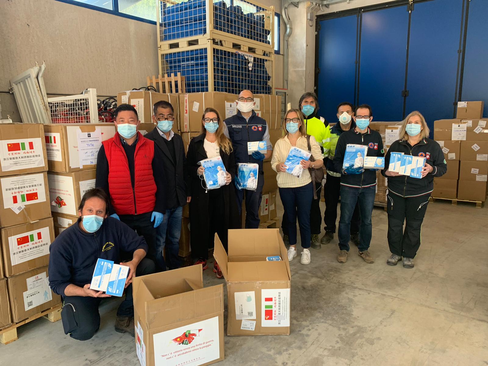 Coronavirus, la comunità cinese dona 50mila mascherine e 900 camici alla Toscana