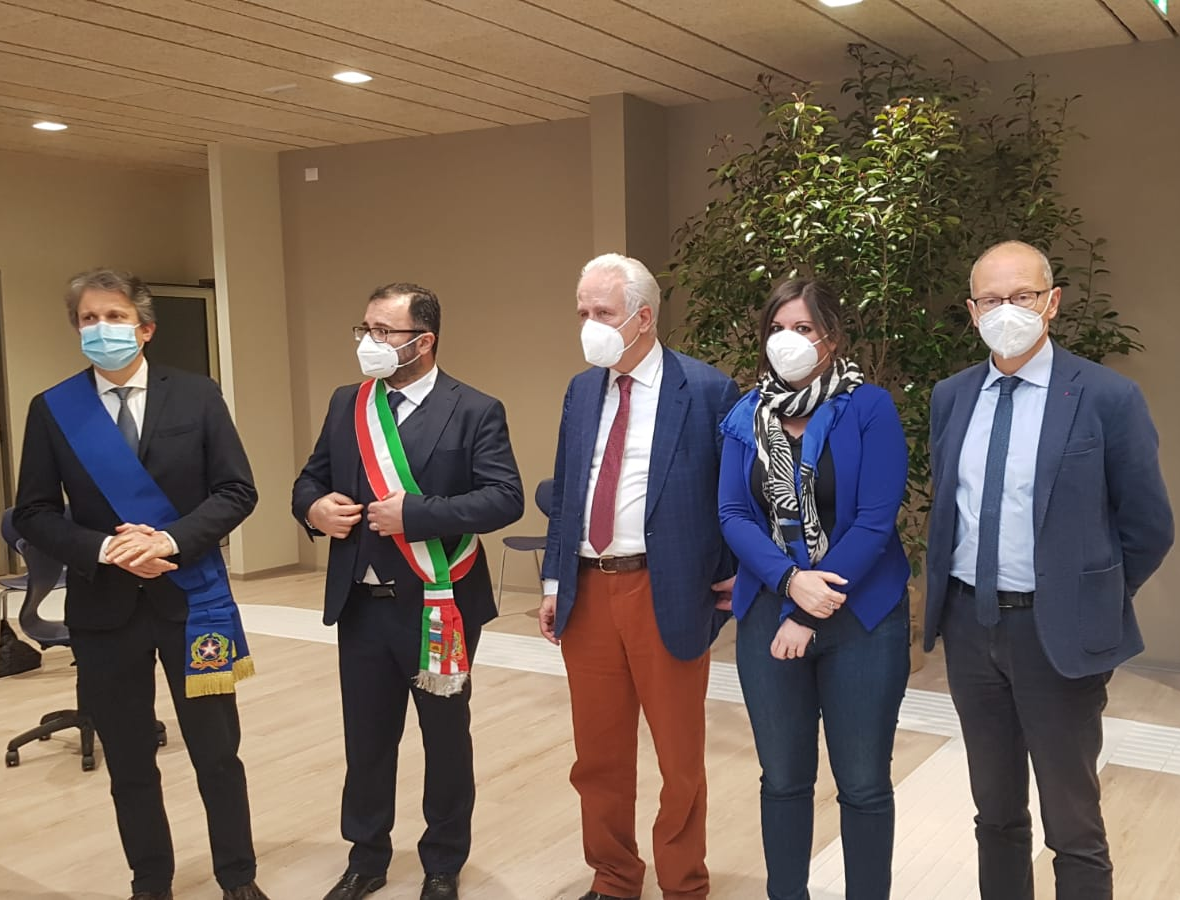 Crespina (Pi), taglio del nastro alla nuova scuola media    