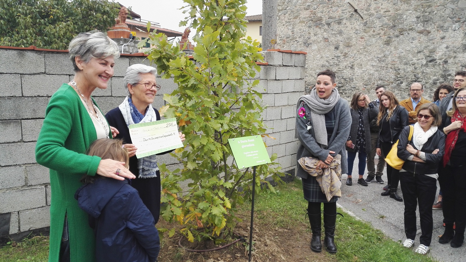 Oltre 2500 euro donati davanti alla quercia posta in ricordo di Dario Rossi
