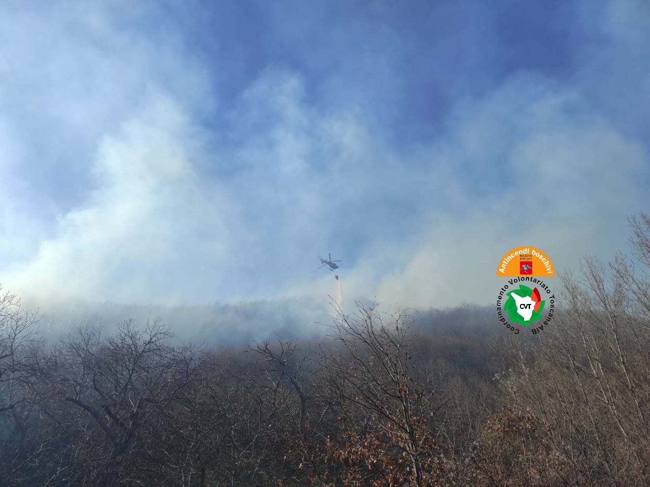 Due incendi boschivi in Valtiberina, intervenuti elicotteri regionali   