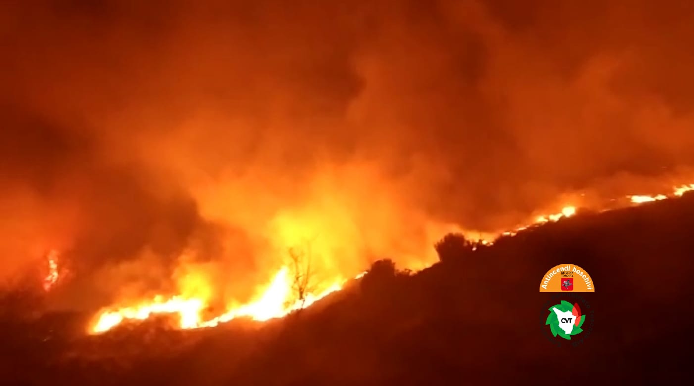 Nella notte incendio nei dintorni di Camaiore, operazioni in corso