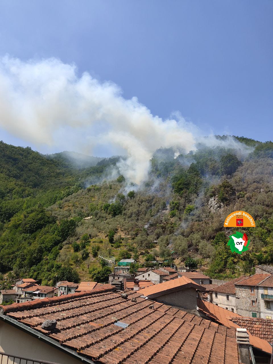 In fiamme boschi a Monzone nel Comune di Fivizzano  