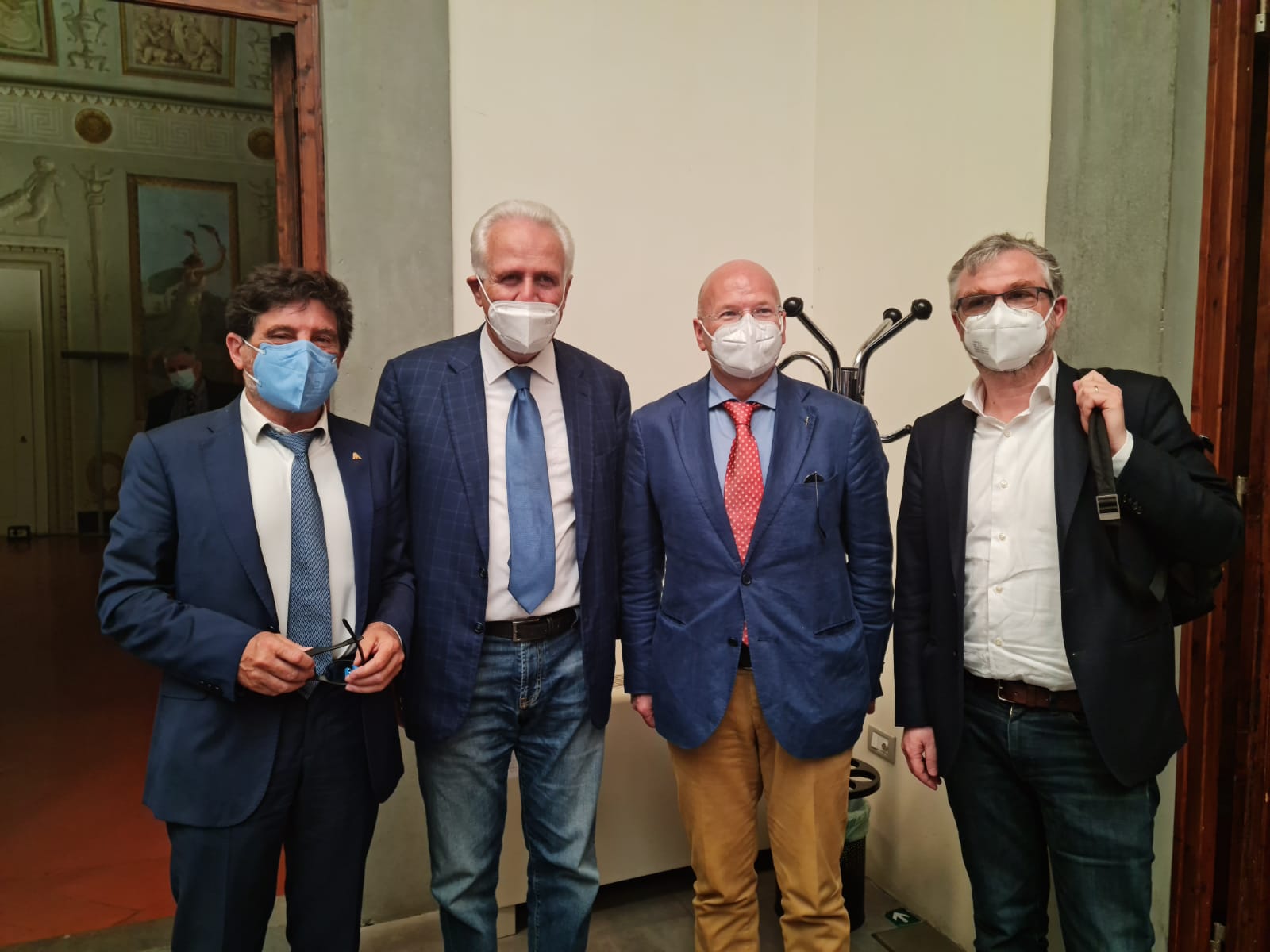 Covid, vaccini anche da medici famiglia e in farmacia. Regione arruola odontoiatri per hub