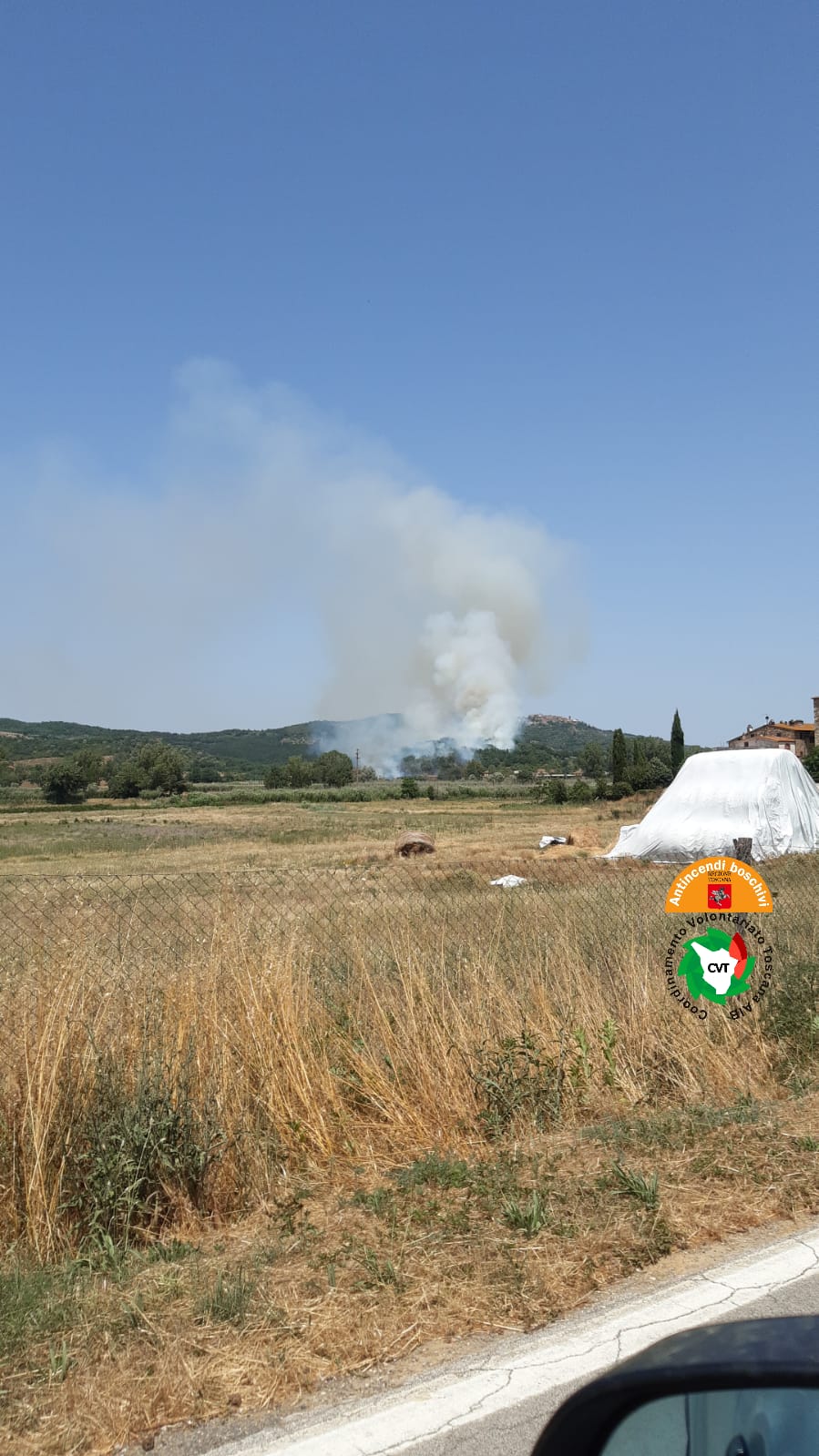Incendi, fiamme sulle colline di Grilli nel comune di Gavorrano. In azione due elicotteri