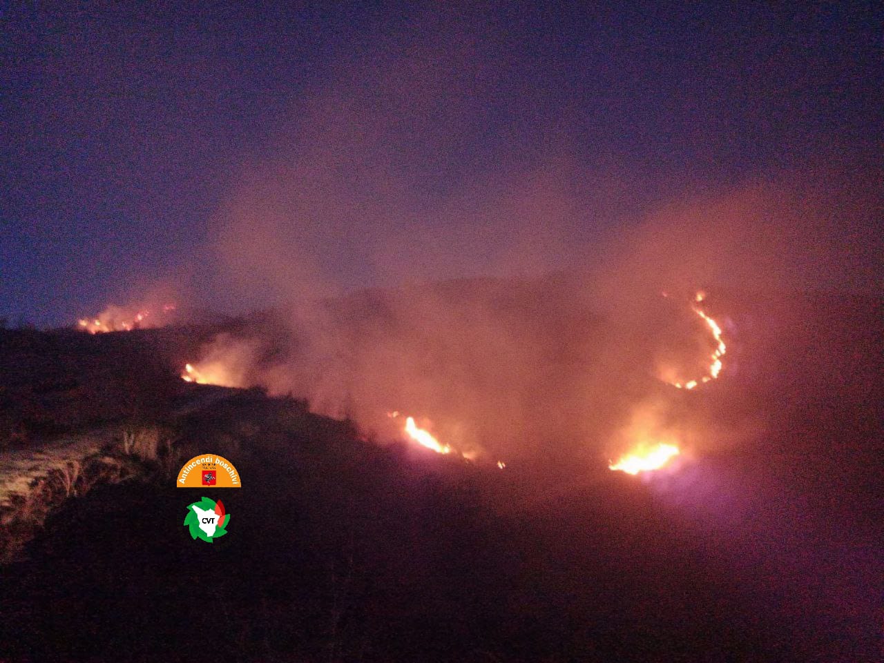 Incendio sul monte Picchiara al confine fra Toscana e Liguria