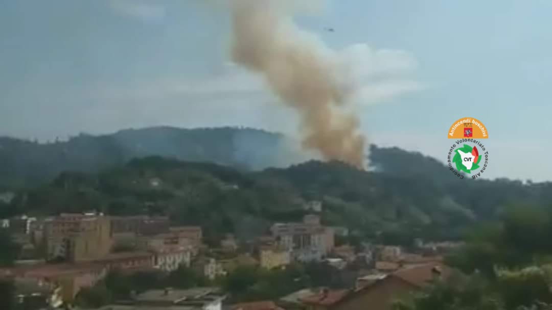Incendio a Carrara, in località Ficola. Due elicotteri già in azione sulla zona
