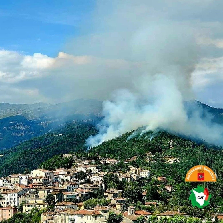 Incendi, Coreglia Altelminelli, ancora in corso le operazioni di spegnimento