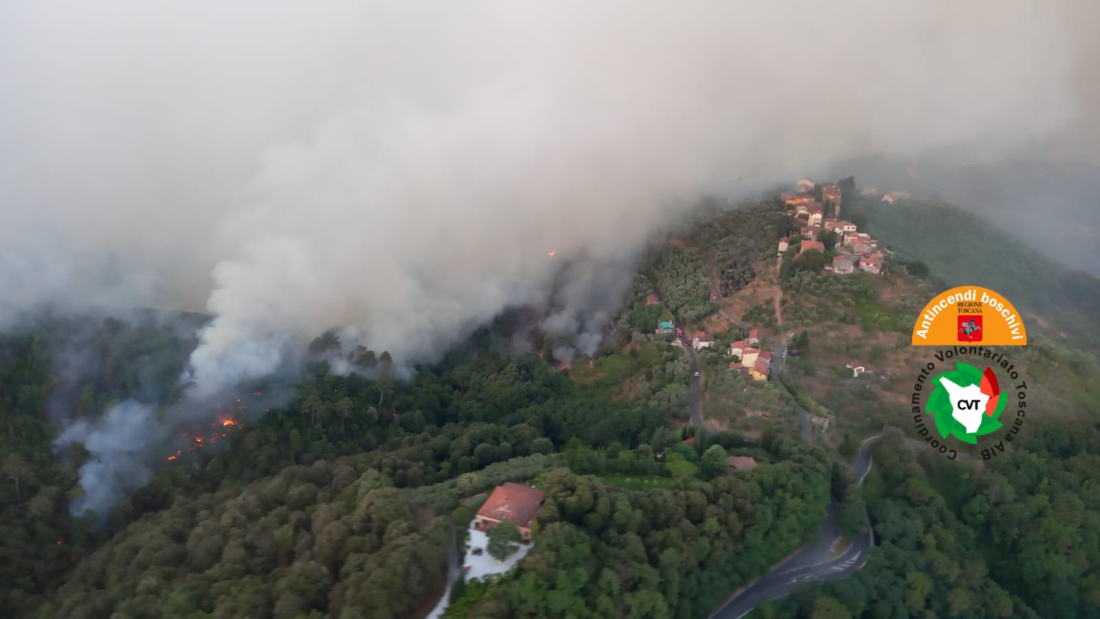 Rogo Versilia, proseguono le operazioni per mettere l'incendio sotto controllo