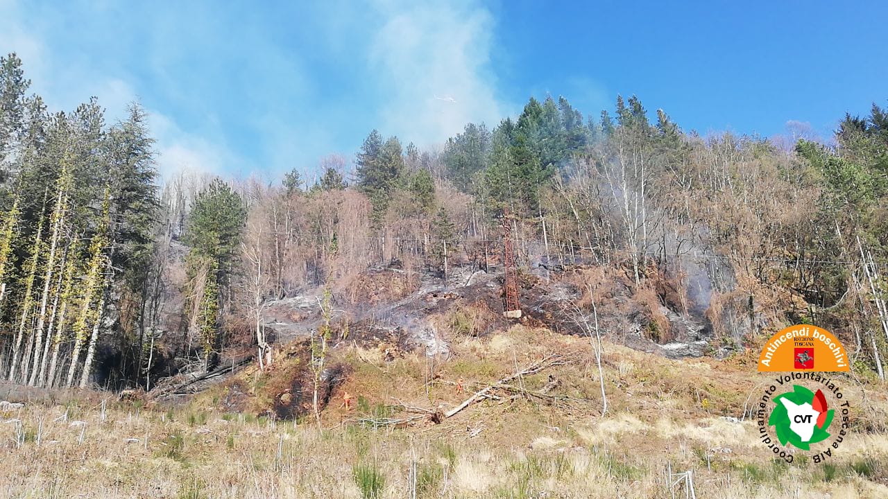 Quattro incendi nei boschi toscani, intervenuti  due elicotteri regionali
