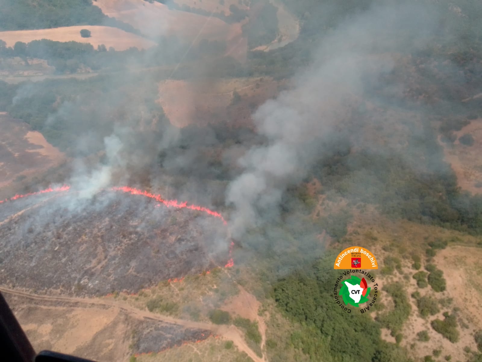 Incendio boschivo in località I Granai a Cinigiano (Gr). In azione due elicotteri regionali