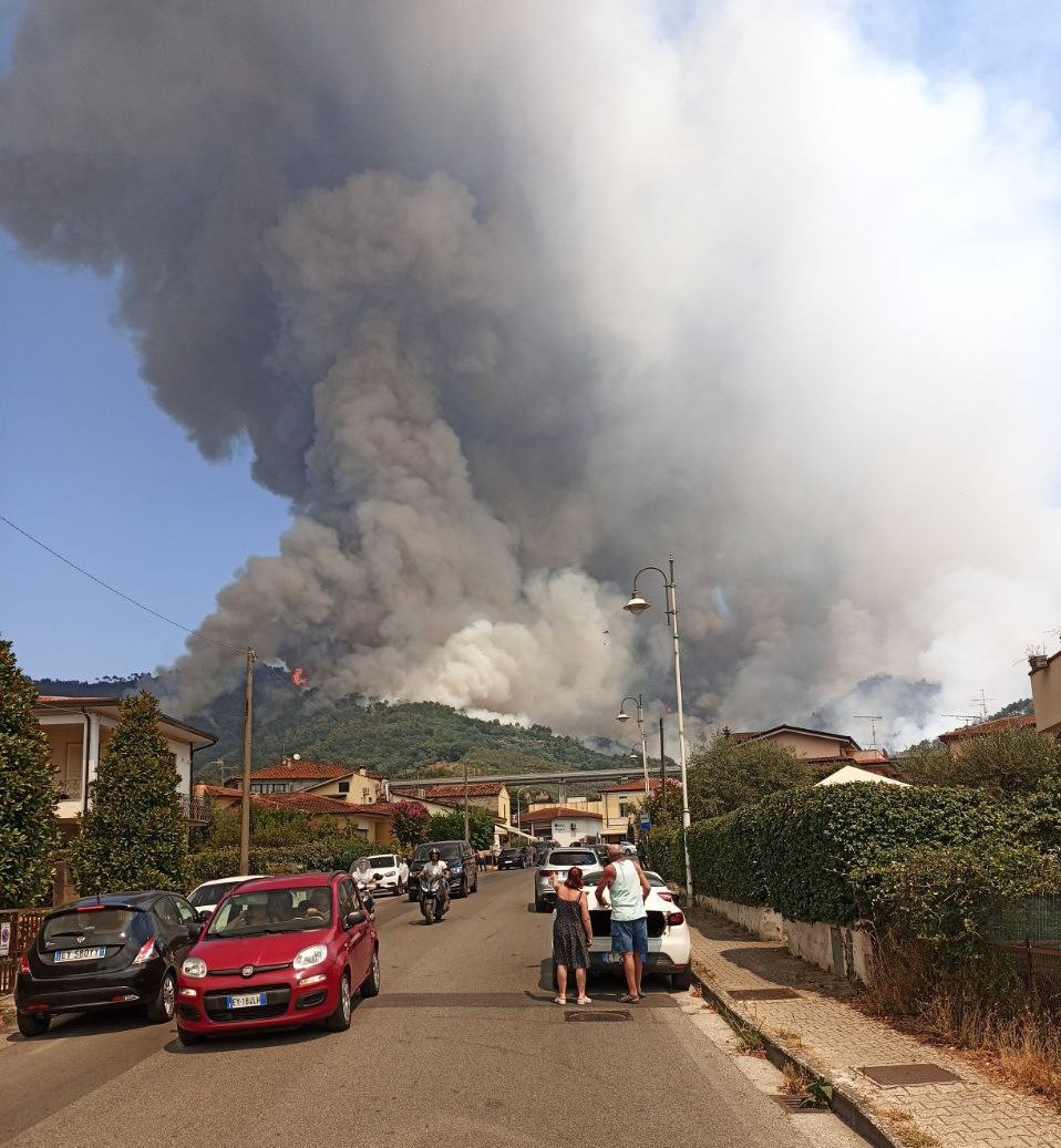 Immagine Incendio boschivo in Versilia, vicepresidente Saccardi segue operazioni da sala operativa