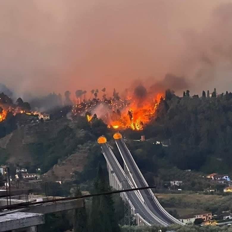 Incendio boschivo in Versilia, Giani va a Massarosa