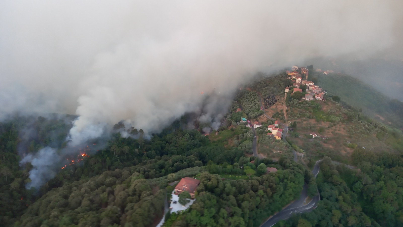 Immagine Incendio Massarosa sotto controllo per il 70 per cento. Ancora preoccupazione per il vento