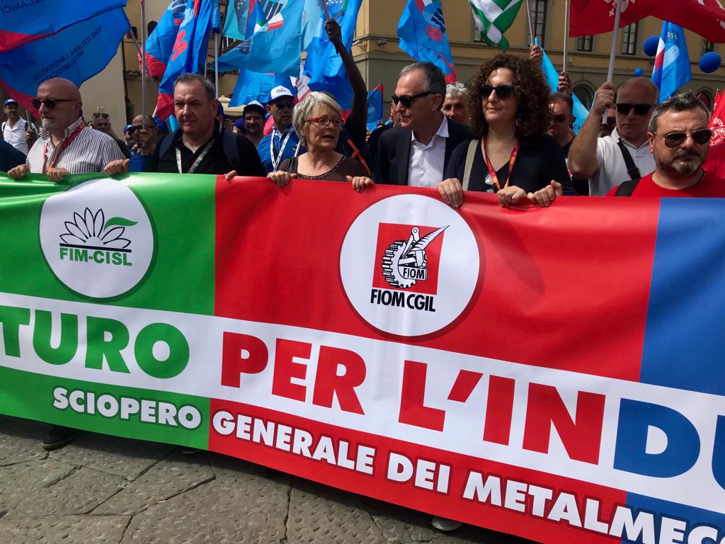 Il presidente Enrico Rossi stamani in corteo con i metalmeccanici in sciopero