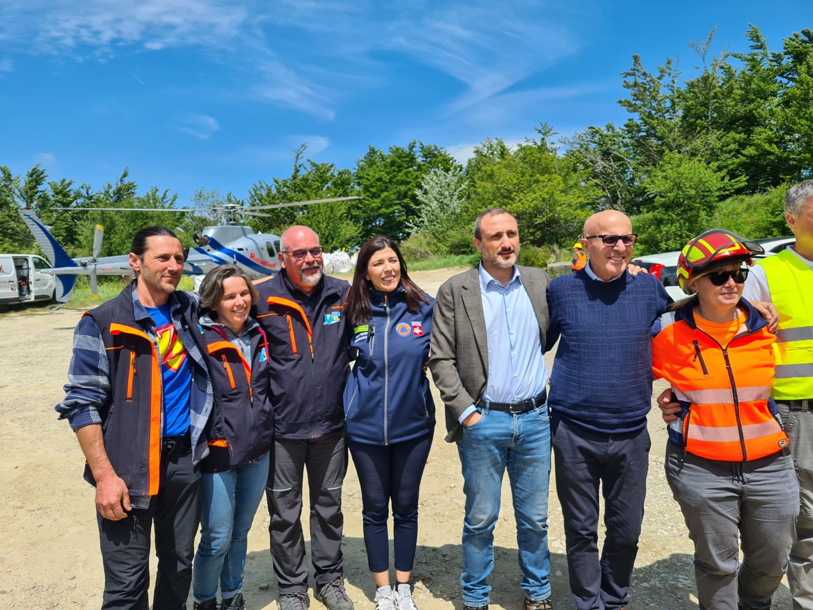 Rifiuti nel torrente Rovigo, via con l’elicottero primi 100 sacchi