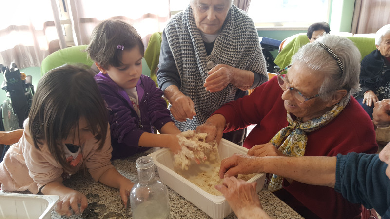 Un Ponte senza età: quando sono i nipoti a prendersi cura dei nonni
