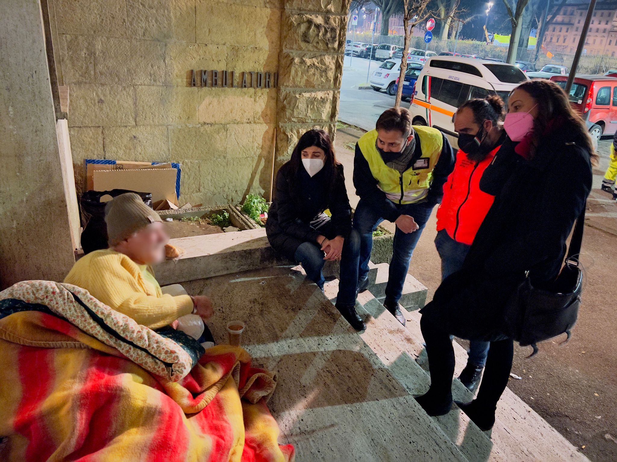 Una notte con i senza tetto, Monni e Funaro consegnano le coperte donate dall'Aips
