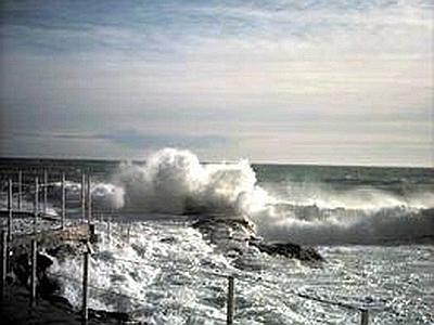 Mare agitato e vento forte: allarme meteo oggi sulla costa toscana