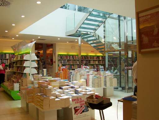 I lavoratori delle librerie Martelli ed Edison chiedono l'intervento della Regione