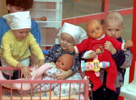 Scaramuccia su tumori bambini 'Garantire il massimo: alleanza istituzioni e famiglie'