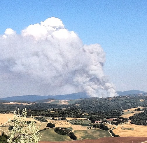 Scoppiato a Collalto (Siena) esteso incendio boschivo. Sul posto 5 elicotteri e 2 Canadair