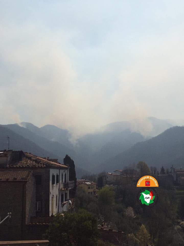 Incendio in corso a Lugliano (Lu): attivi due elicotteri regionali e due Canadair