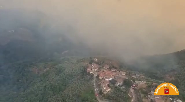 Immagine Rogo a Massarosa (Lu), le immagini riprese da un elicottero della flotta regionale