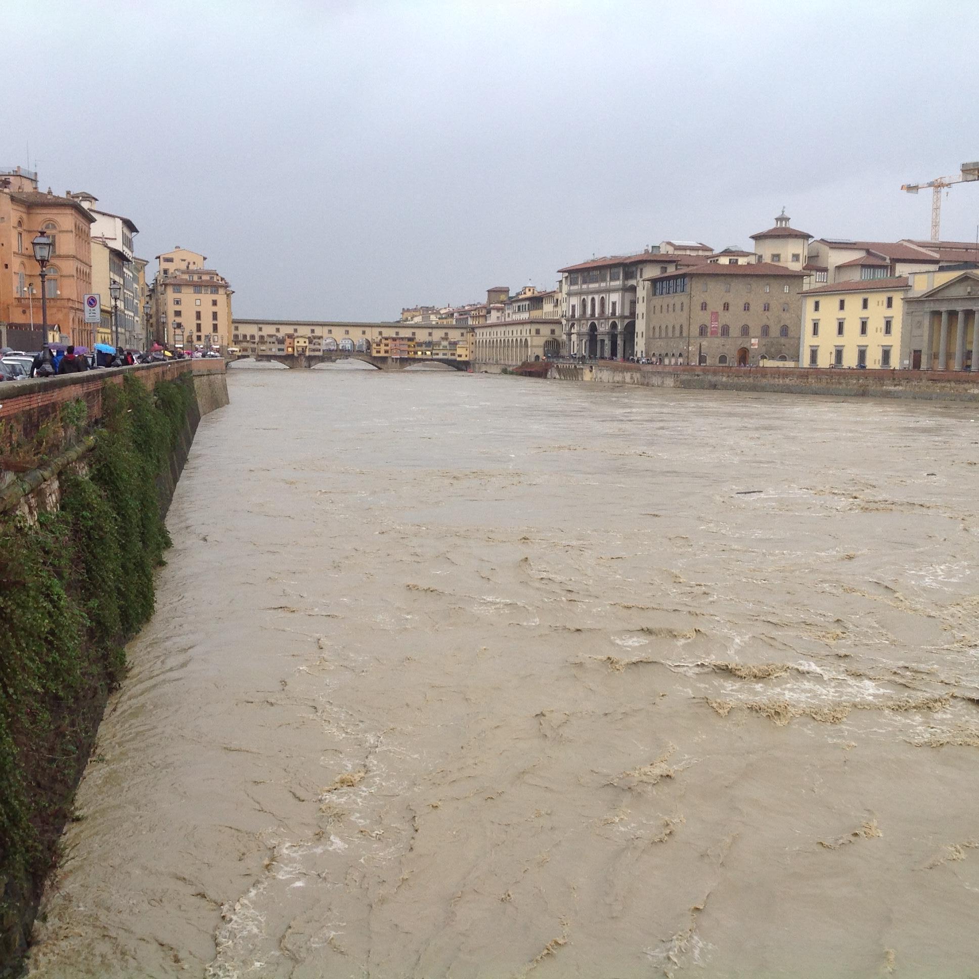 Sopralluogo di Federica Fratoni sull'Arno, livelli in leggero calo