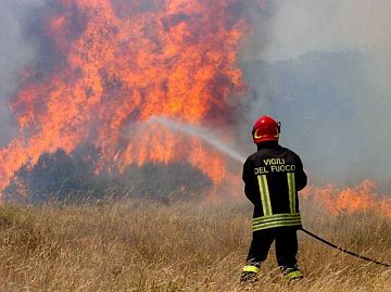 Ancora attivo l'incendio a Firenzuola