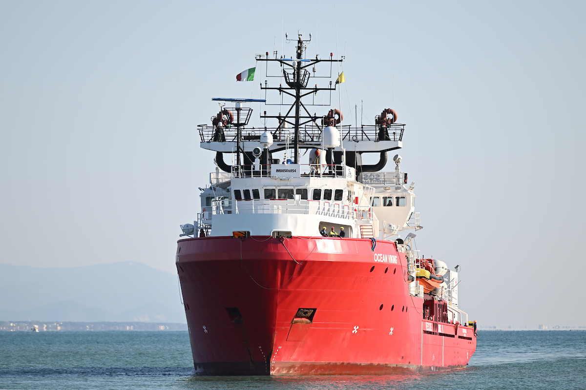 La Ocean Viking a Marina di Carrara, sbarcati i 95 migranti salvati nel mar di Sicilia