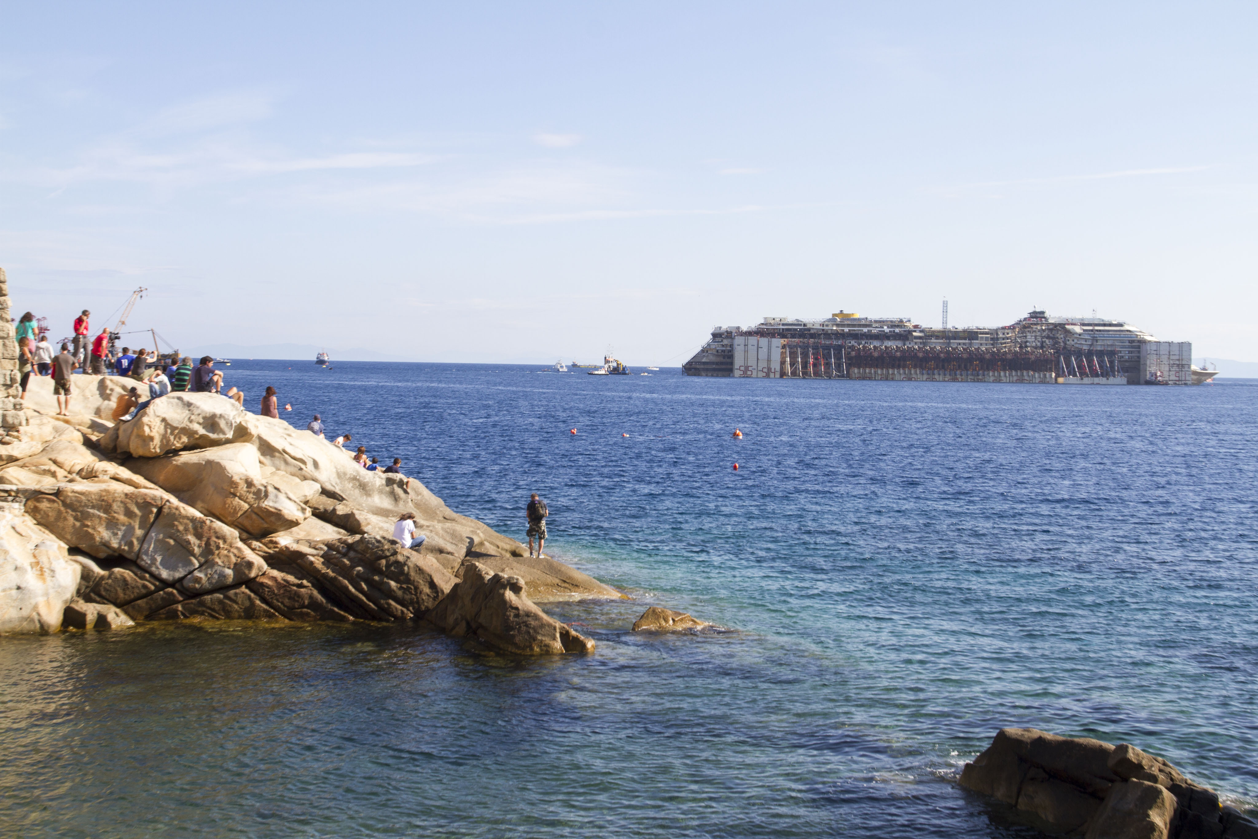 La Concordia lascia l'isola del Giglio. Venerdì nuove ricerche per l'ultimo disperso