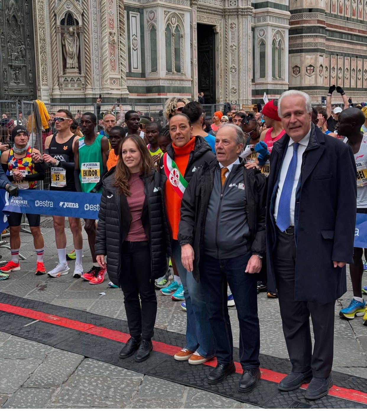 La classica maratona di Firenze anima il centro storico, Giani alla partenza degli atleti